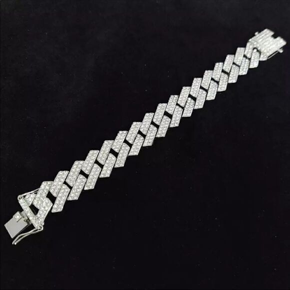 💕Iced
Out Cuban Link Bracelet  - Picture 5 of 6